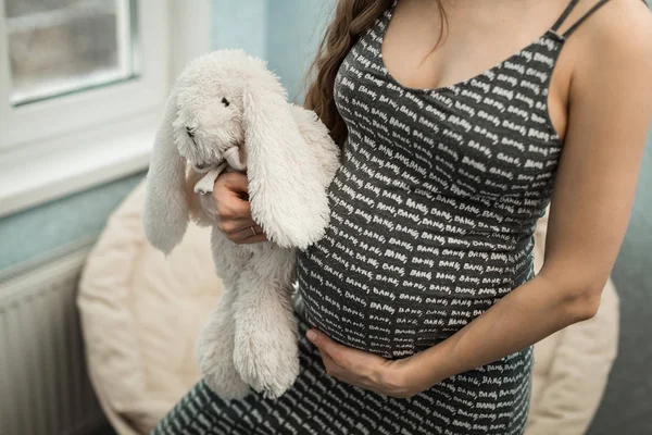 Burta unei fete însărcinate — Fotografie, imagine de stoc