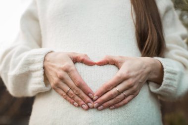 doğada şehir dışında hamile kadın