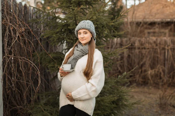 Femeie gravidă în afara orașului în natură — Fotografie, imagine de stoc