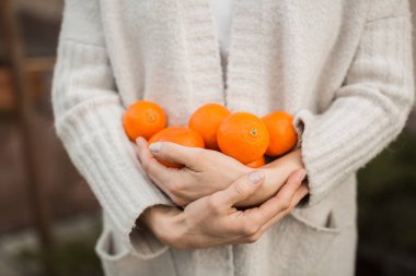  Kız mandalina tutuyor