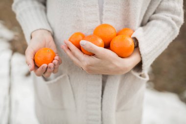  Kız mandalina tutuyor