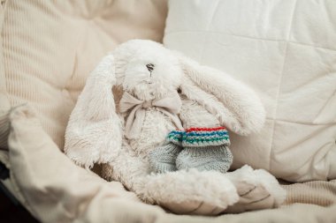 Bebek yumuşak oyuncak tavşan ve patik