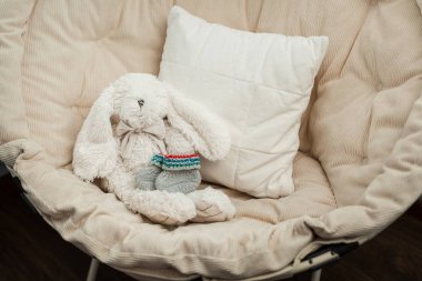 Bebek yumuşak oyuncak tavşan ve patik