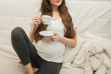 Divan çay ile hamile kadın