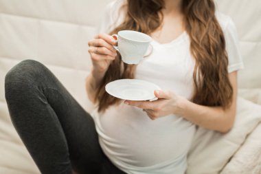 Divan çay ile hamile kadın