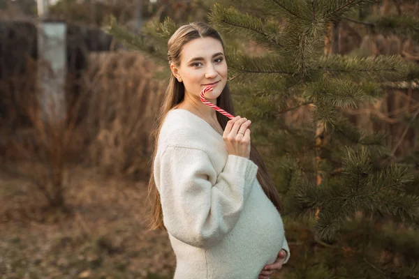 Mulher grávida fora da cidade na natureza — Fotografia de Stock