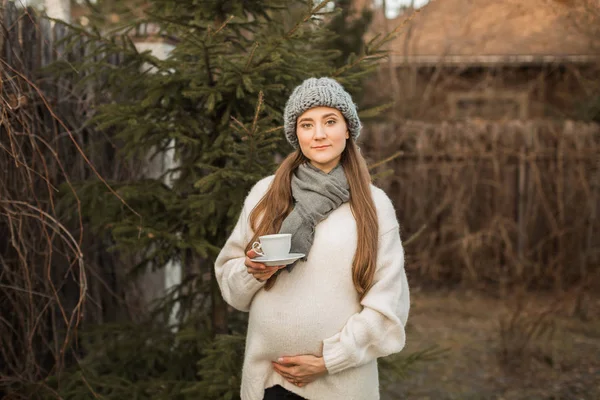 Mulher grávida fora da cidade na natureza — Fotografia de Stock