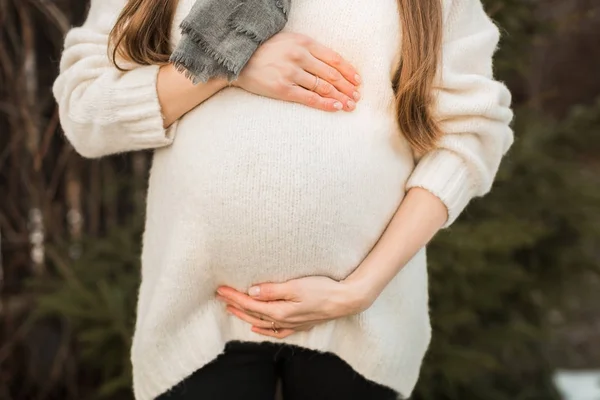 Έγκυος γυναίκα έξω από την πόλη στη φύση — Φωτογραφία Αρχείου
