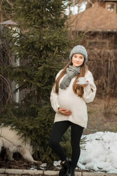 Těhotná žena mimo město v přírodě — Stock fotografie