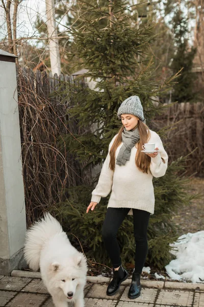 Femme enceinte en dehors de la ville dans la nature — Photo