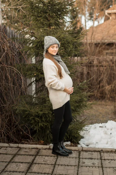 Femeie gravidă în afara orașului în natură — Fotografie, imagine de stoc