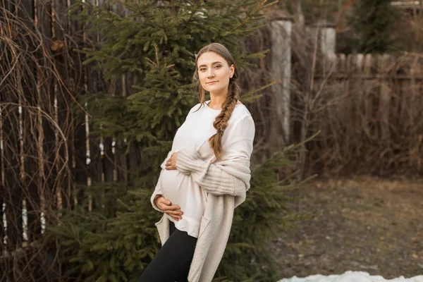 Zwangere vrouw buiten de stad in de natuur — Stockfoto