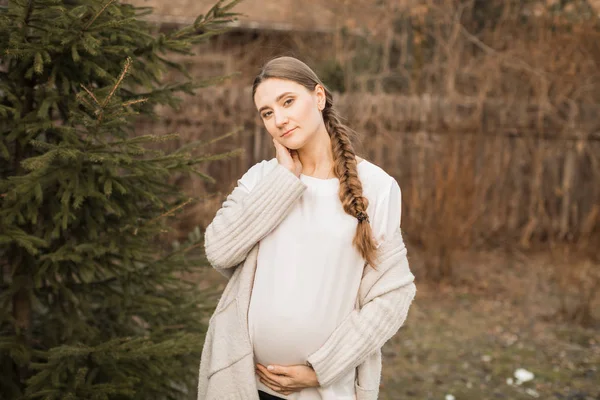 Femeie gravidă în afara orașului în natură — Fotografie, imagine de stoc