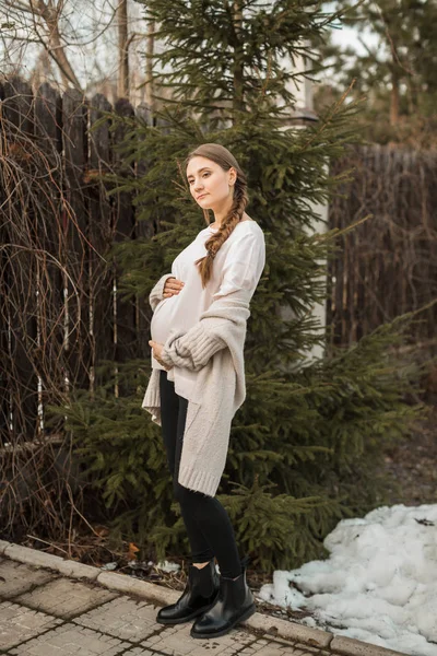 Беременная женщина за пределами города в природе — стоковое фото