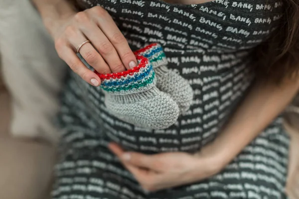 Fată gravidă care deține cizme — Fotografie, imagine de stoc