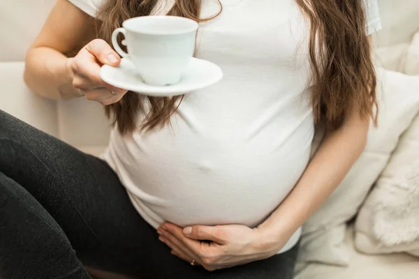 Burta unei fete însărcinate — Fotografie, imagine de stoc
