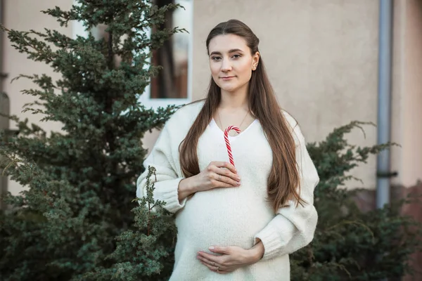 Femeie gravidă în afara orașului în natură — Fotografie, imagine de stoc