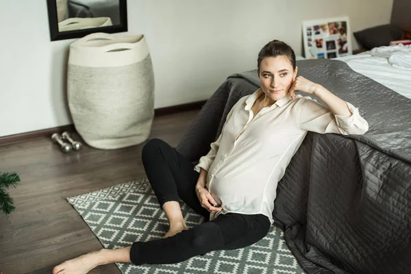 Chica Embarazada Suelo Dormitorio —  Fotos de Stock