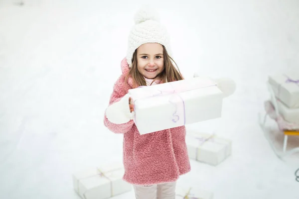 Menina com caixas de presente na floresta — Fotografia de Stock