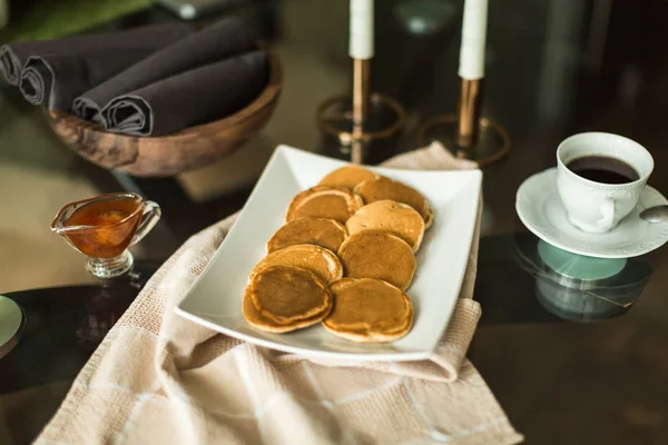 Pfannkuchen auf weißem Teller mit Erdbeermarmelade — Stockfoto