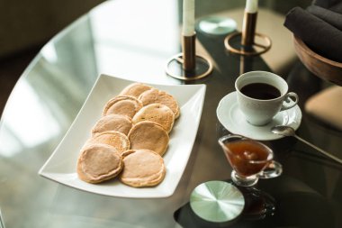çilek reçeli ile beyaz tabakta krep
