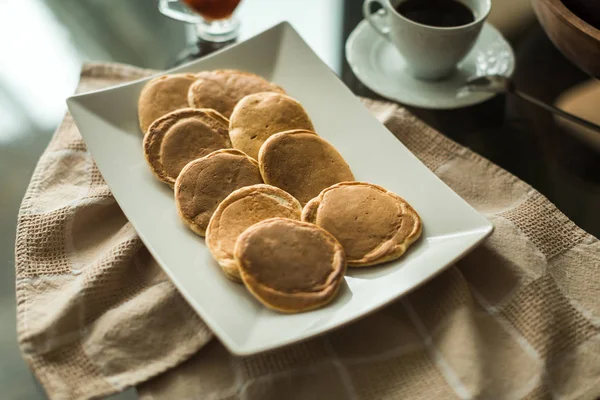 Tortitas en plato blanco con mermelada de fresa — Foto de Stock