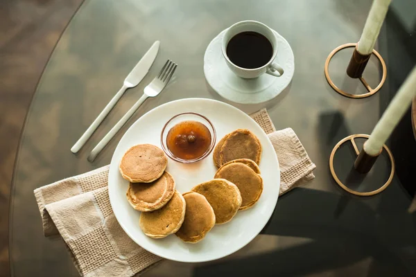 Tortitas en plato blanco con mermelada de fresa —  Fotos de Stock