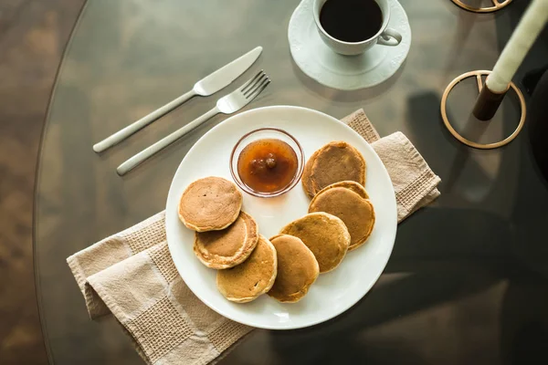 Pfannkuchen auf weißem Teller mit Erdbeermarmelade — Stockfoto