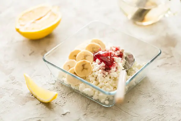 Desayuno saludable: requesón con fruta — Foto de Stock