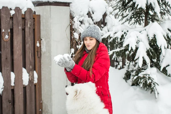 Девушка на природе держит снег зимой — стоковое фото