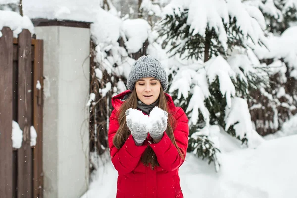 Menina na natureza detém neve no inverno — Fotografia de Stock
