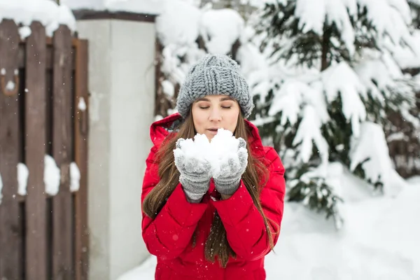 Dívka v přírodě drží sníh v zimě — Stock fotografie
