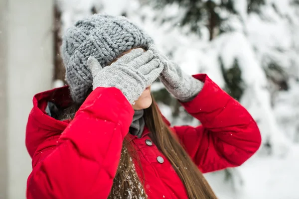 Młoda kobieta w kapeluszu zima zamyka oczy z rękami — Zdjęcie stockowe