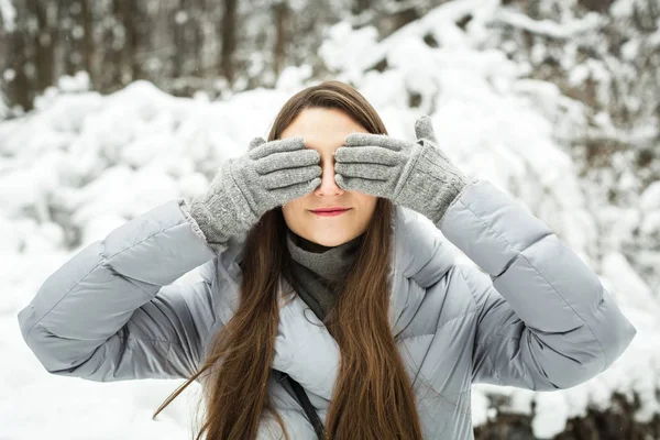 Mladá žena zavřela oči v zimě v lese — Stock fotografie