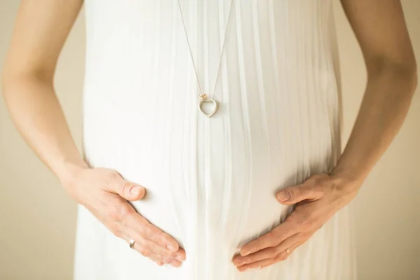 Femeia însărcinată îşi ţine mâinile pe stomac. Viitorul mo — Fotografie, imagine de stoc