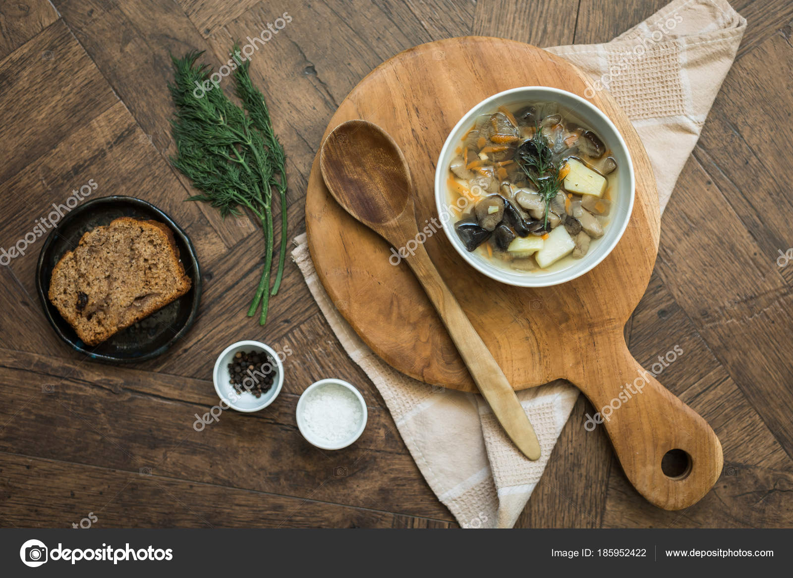 Грибной суп с зеленью, концептуальный обед — Стоковое фото ...