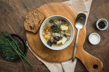 mantar çorbası ile Yeşiller, kavram Öğle Yemeği