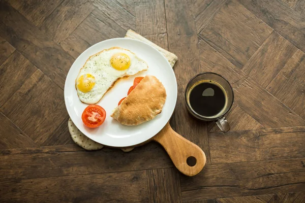 Sarapan pagi, telur orak-arik dan roti pita dengan kopi — Stok Foto