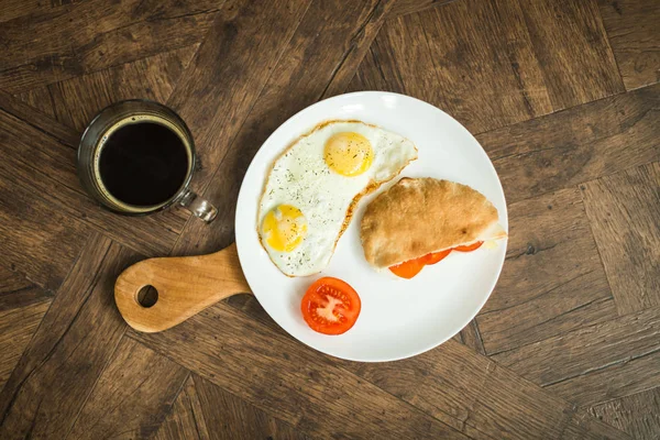 Sarapan pagi, telur orak-arik dan roti pita dengan kopi — Stok Foto