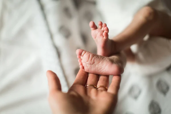 Piernas de bebé, piernas pequeñas de un bebé recién nacido —  Fotos de Stock