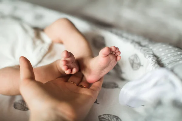 Pernas de bebê, pernas pequenas de um bebê recém-nascido — Fotografia de Stock