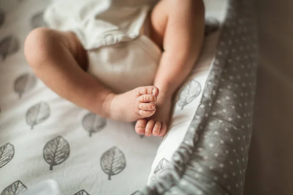 Pernas de bebê, pernas pequenas de um bebê recém-nascido — Fotografia de Stock