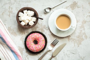 Çörek buzlanma ve kahve ile