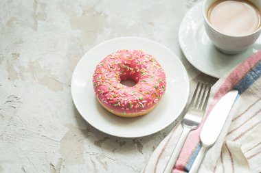 Çörek buzlanma ve kahve ile