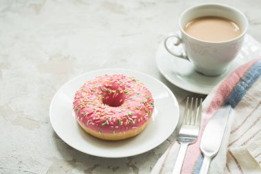 Çörek buzlanma ve kahve ile