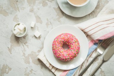 Çörek buzlanma ve kahve ile