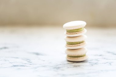 Mermer zemin üzerine pasta kurabiye