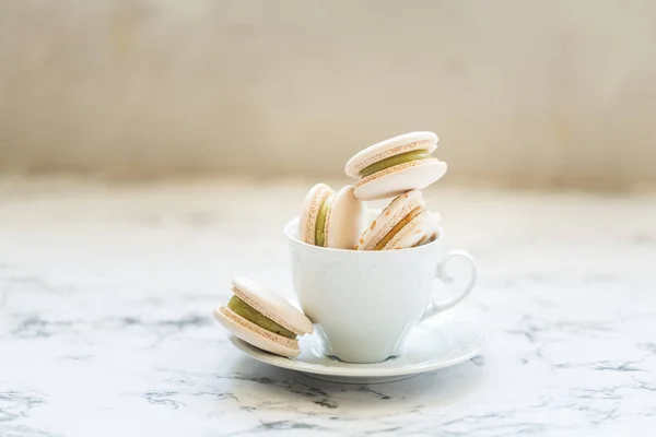 Tarta de macarrones, macaron en taza blanca — Foto de Stock