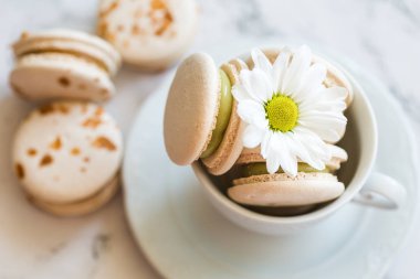 Bademli kurabiye, macaron kek papatya ile beyaz Kupası