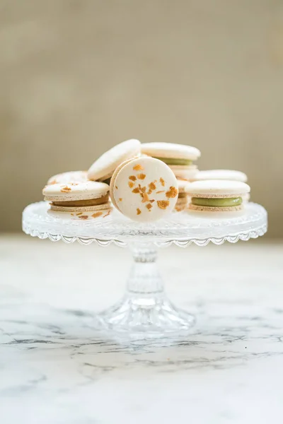 Pastel macaron, macarrón en plato de vidrio — Foto de Stock